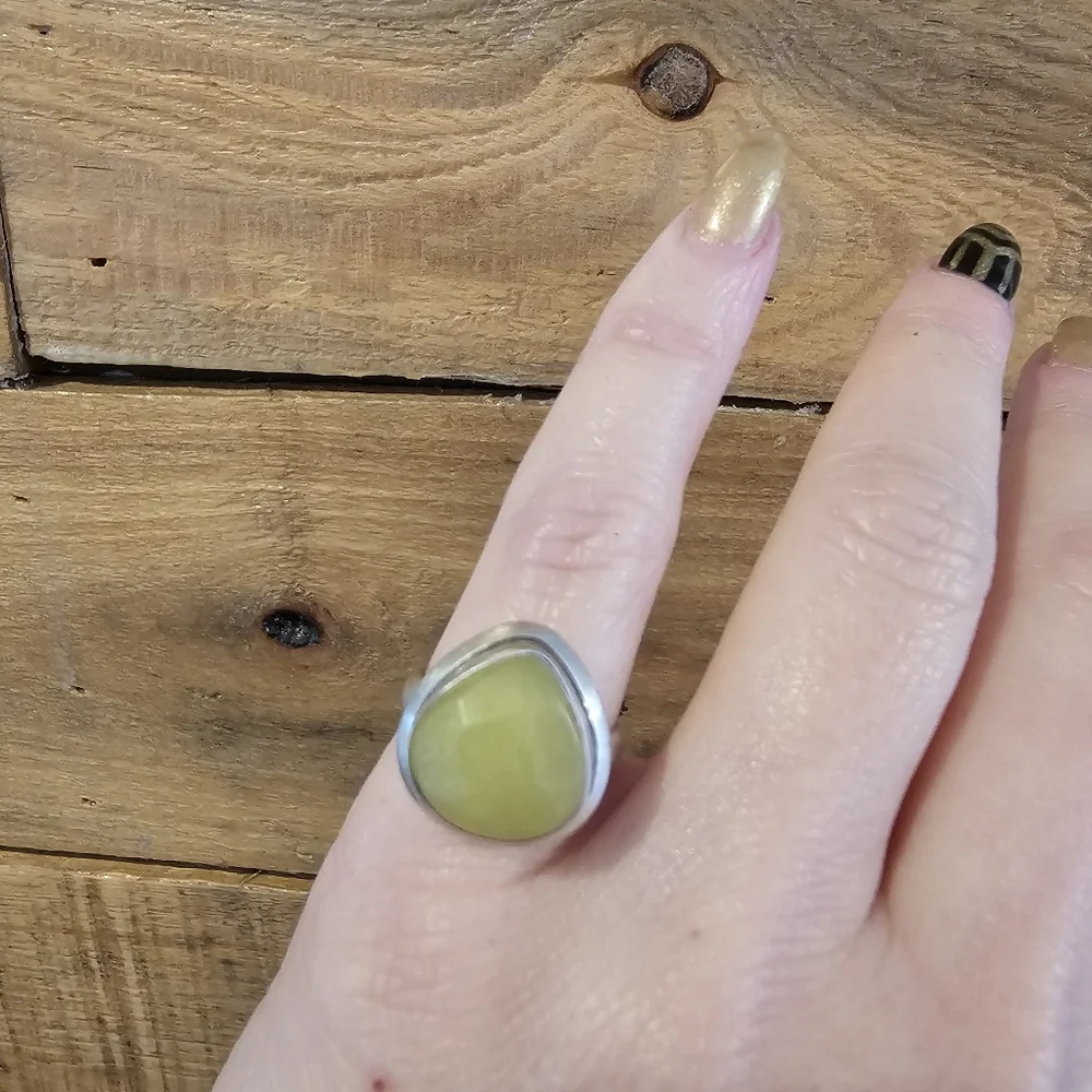 Vintage sterling silver and matte yellow serpentine ring size 5.5